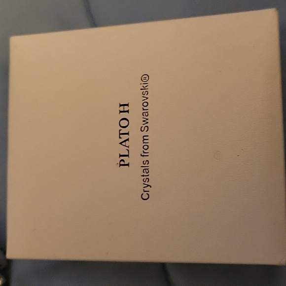 Beautiful Crystal Swarovski Necklace - Picture 2 of 3